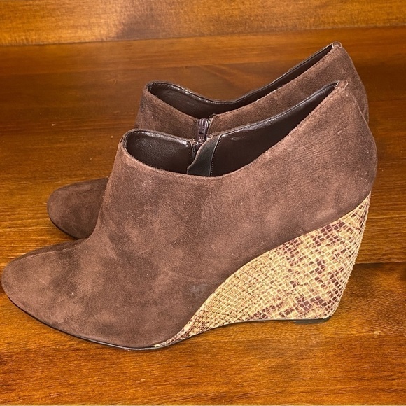 Beverly Feldman chocolate Brown Suede Snakeskin Wedge booties sz 9 - Picture 4 of 15